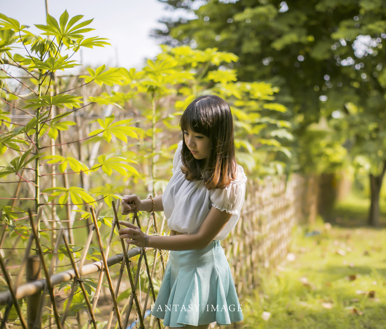 清纯可爱的篱笆姑娘