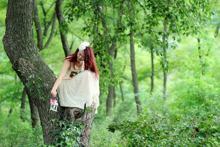 夏末树林中的纯美少女