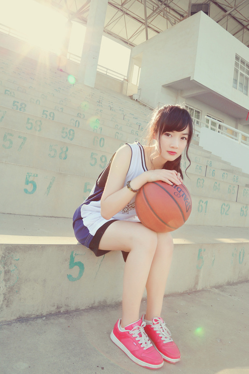 爱上篮球的清纯姑娘