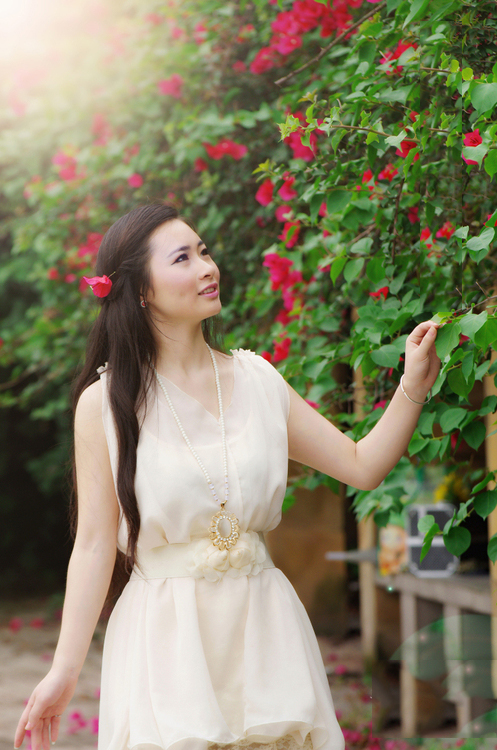 与花儿争艳的美妙女子