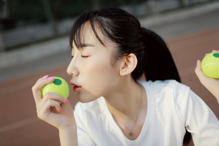 爱上网球的清纯校花