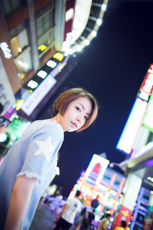 沉静在夏日夜晚下迷人的你