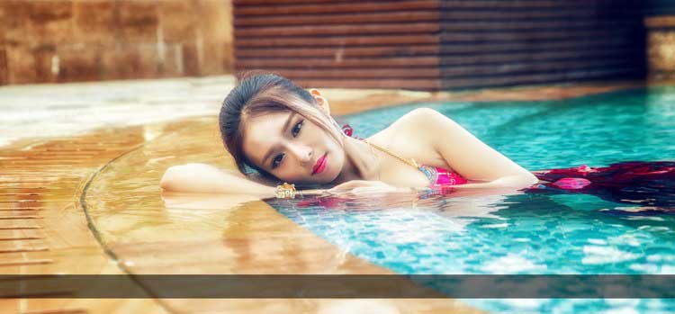 泳池中妩媚妖娆的小精灵