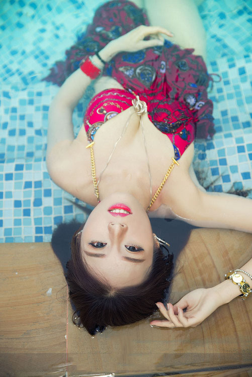泳池中妩媚妖娆的小精灵