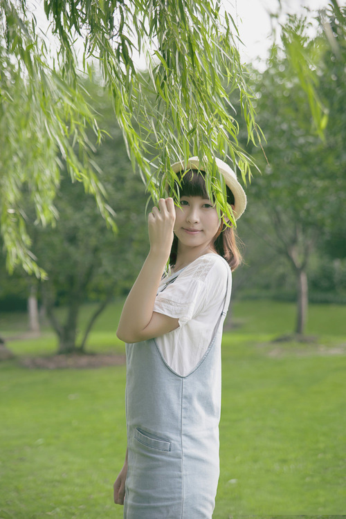 喜爱夏日的清纯少女