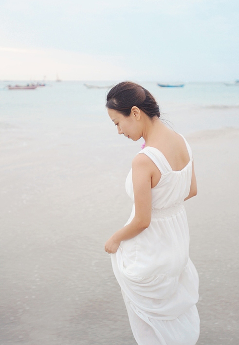 白裙少女的清凉夏日