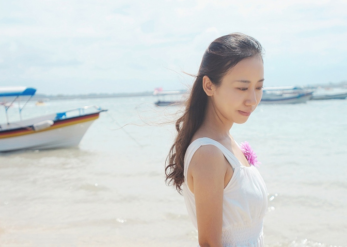 白裙少女的清凉夏日