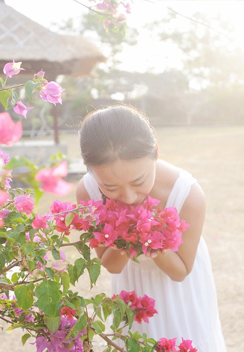 白裙少女的清凉夏日