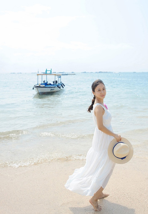 白裙少女的清凉夏日