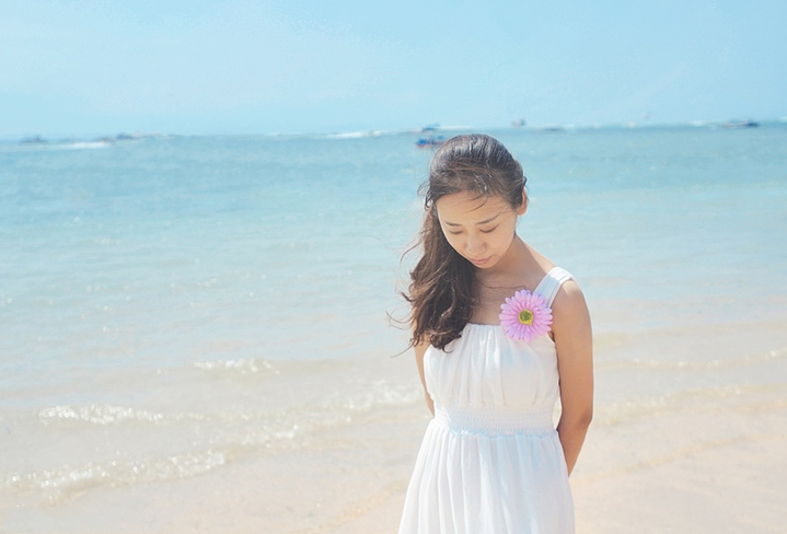 白裙少女的清凉夏日