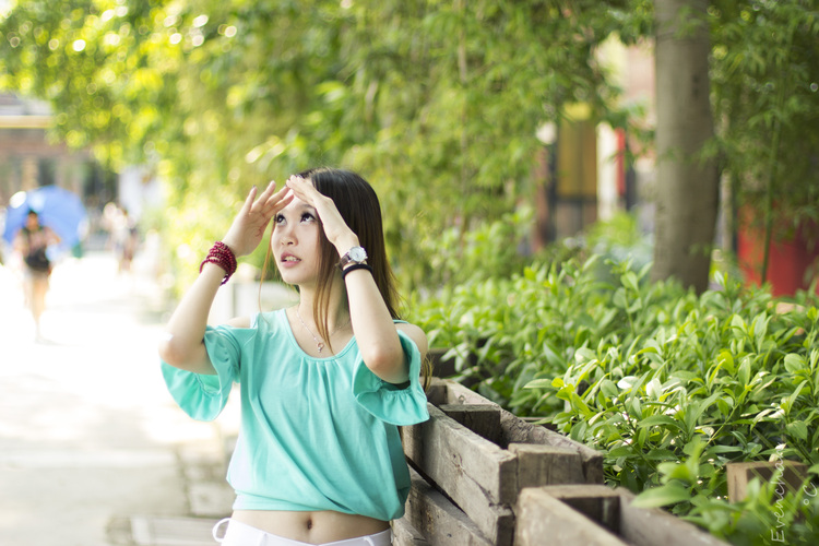 漫步在八月小镇上的清纯女子