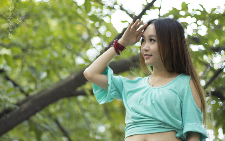 漫步在八月小镇上的清纯女子