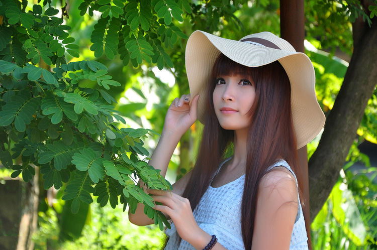 长发美女迎面吹来的夏末之风