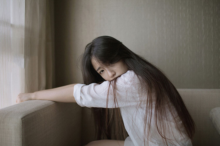 让人怜爱的清纯少女居家写真