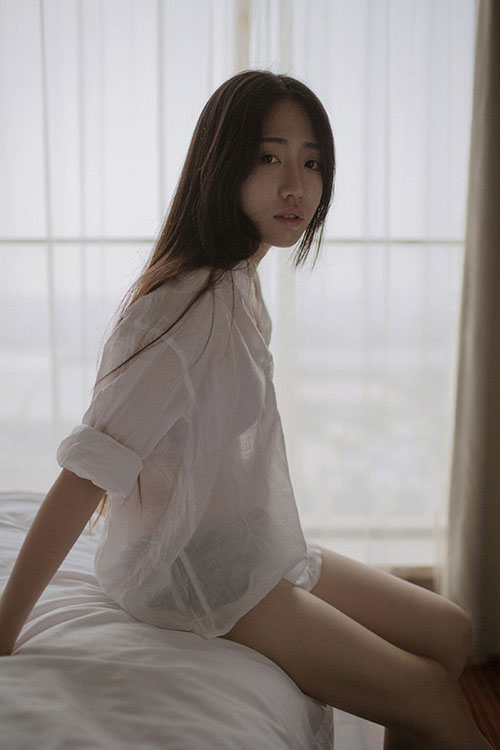 让人怜爱的清纯少女居家写真