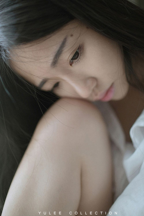 让人怜爱的清纯少女居家写真