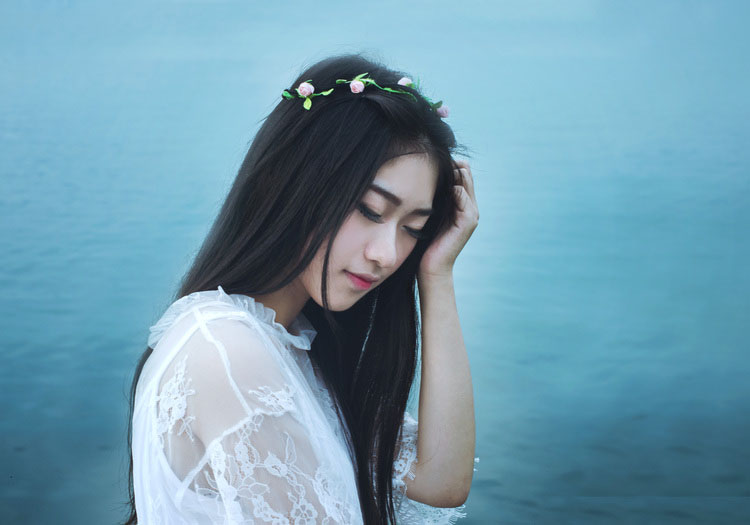 蔚蓝天空下的美丽仙女