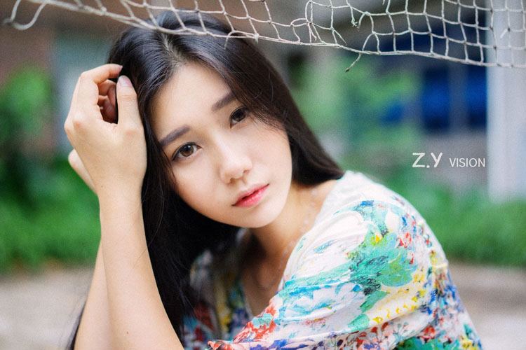 躲进世界的角落的靓女