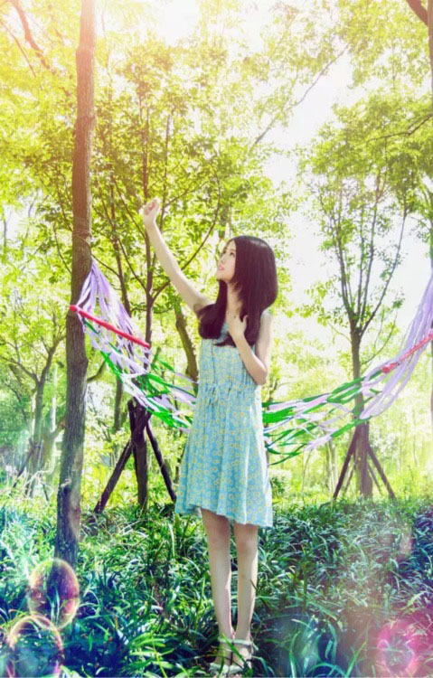户外吊床上的纯美少女