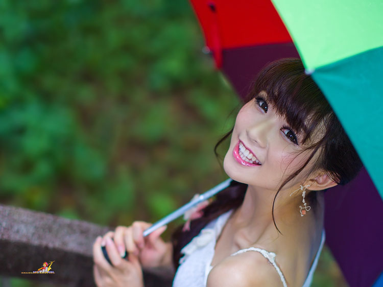 清纯少女雨中飘荡的回忆