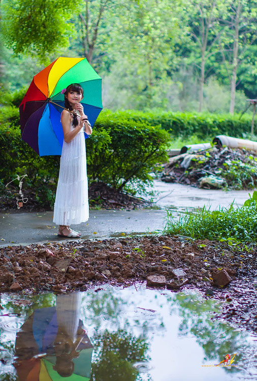 清纯少女雨中飘荡的回忆