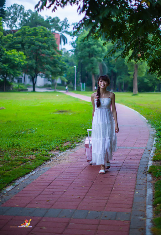 清纯少女雨中飘荡的回忆