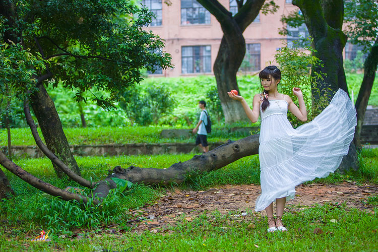 清纯少女雨中飘荡的回忆