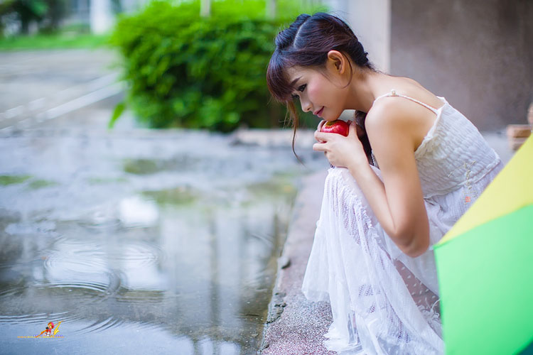 清纯少女雨中飘荡的回忆
