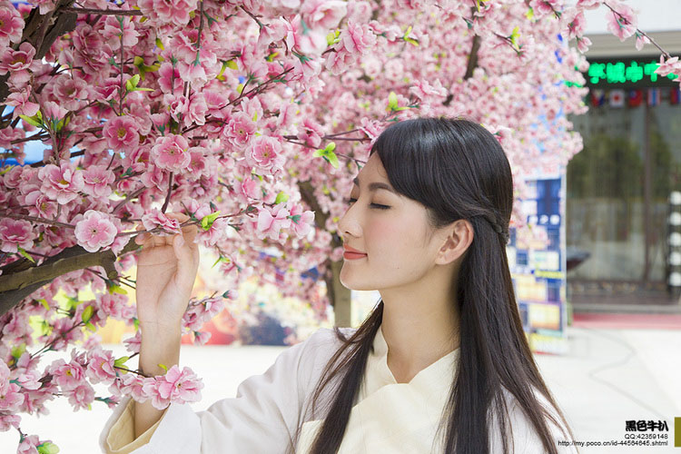 花园亭台旁的清纯古装少女