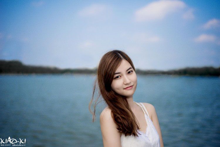喜爱泡沫的清新姑娘