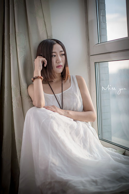 纯白长裙下掩盖的忧伤