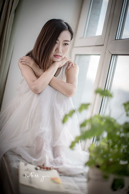 纯白长裙下掩盖的忧伤