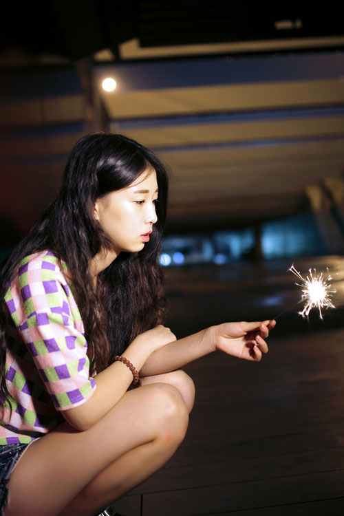 夜晚爱玩焰火的纯美少女