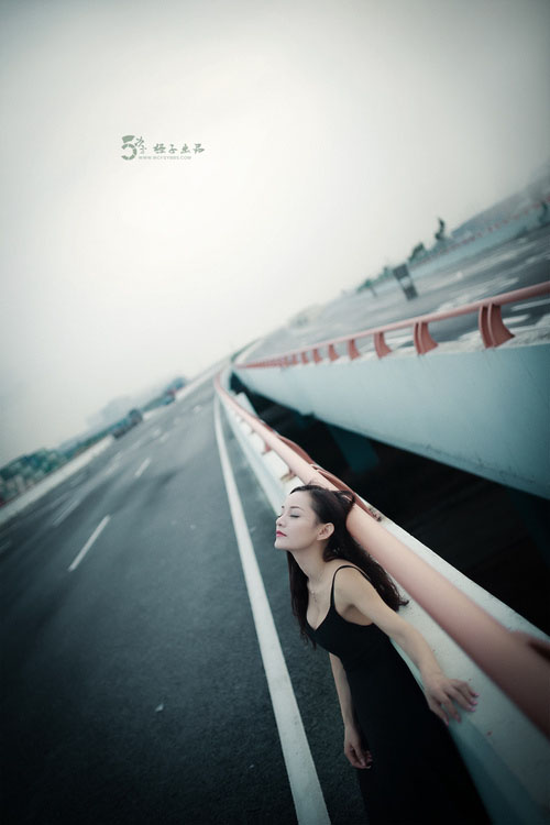 渴望拥抱的妖娆女子