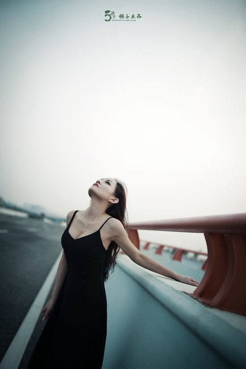渴望拥抱的妖娆女子