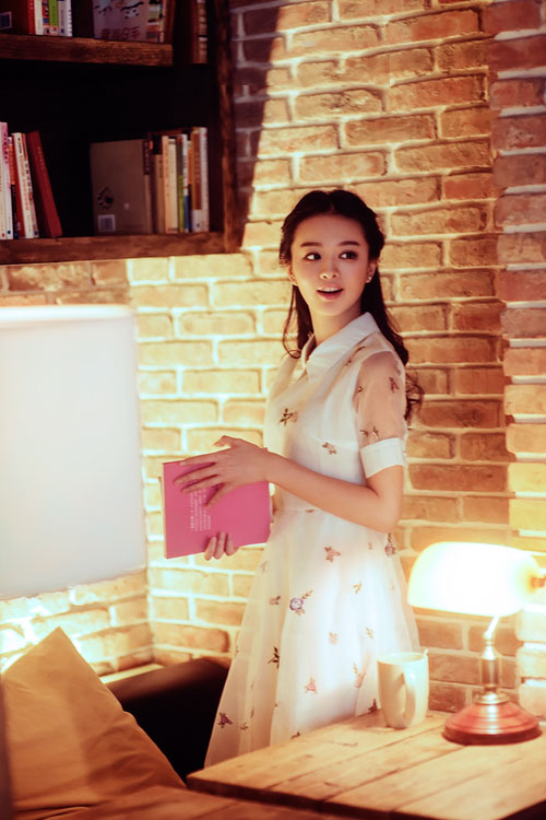 清新可爱的咖啡店少女
