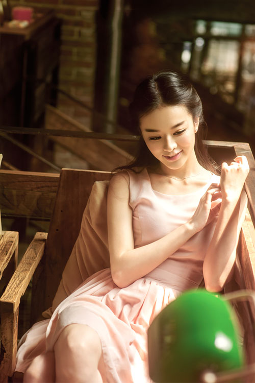 清新可爱的咖啡店少女