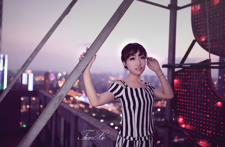 可爱少妇夜晚家中没有人