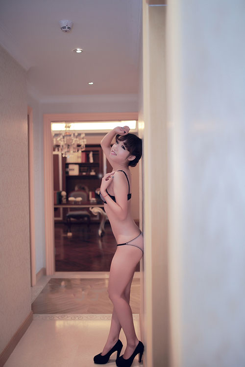 可爱少妇夜晚家中没有人