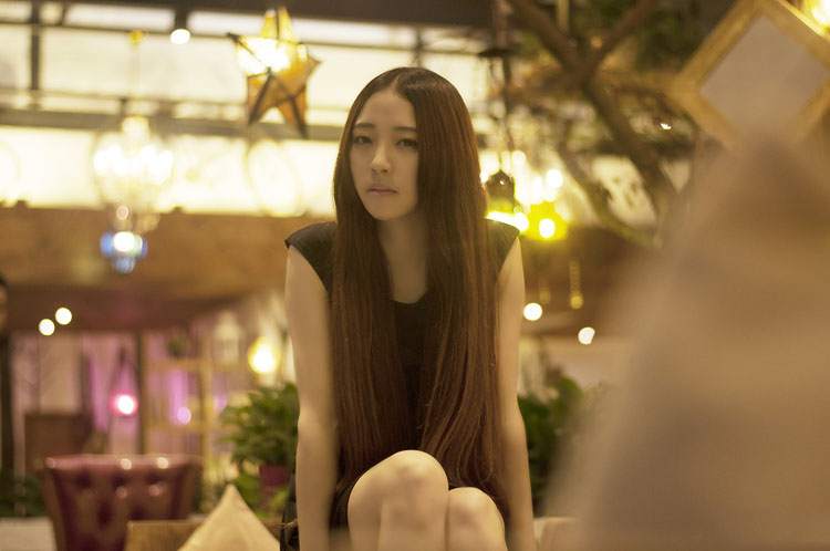 咖啡馆独自疗伤的寂寥少女