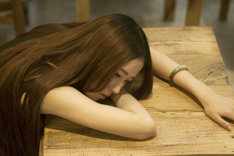 咖啡馆独自疗伤的寂寥少女