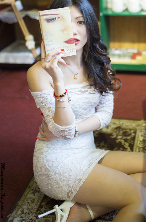 躲在咖啡馆里的美艳少妇