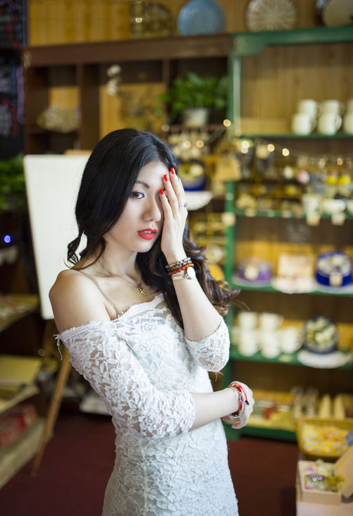 躲在咖啡馆里的美艳少妇