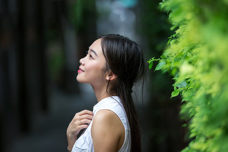 感受初秋微凉的清纯可爱女子