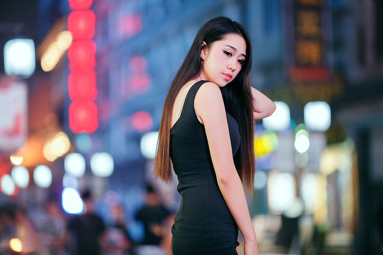 妖娆翘臀美女的迷人夜晚