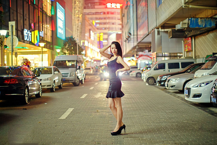 妖娆翘臀美女的迷人夜晚