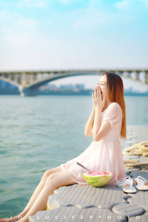 夏日未央的清纯西瓜少女