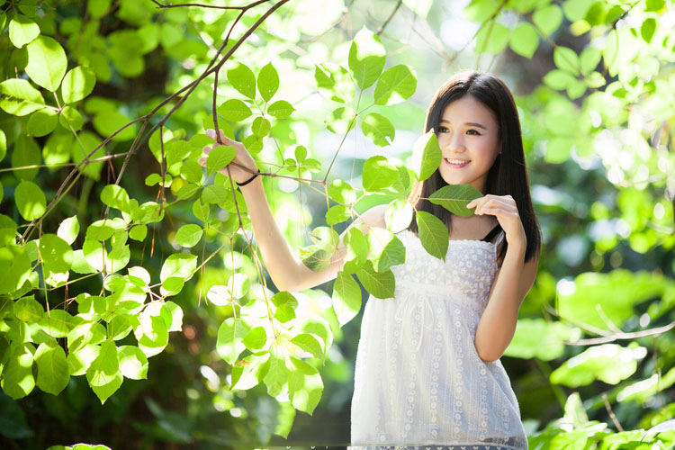 清纯少女树下的小可爱