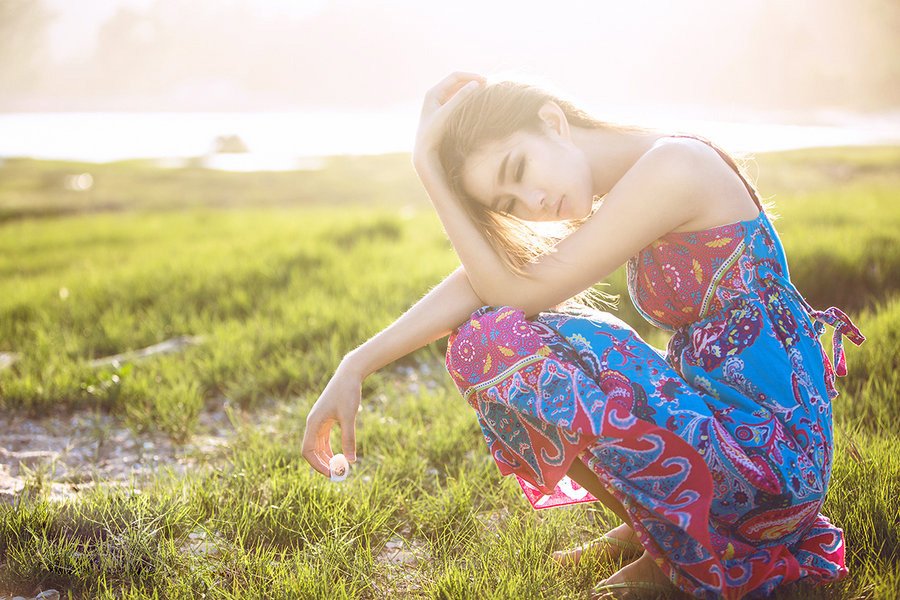 草原上的清新美女写真