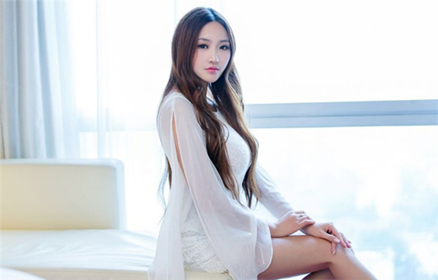 E罩杯嫩模美女秀美腿